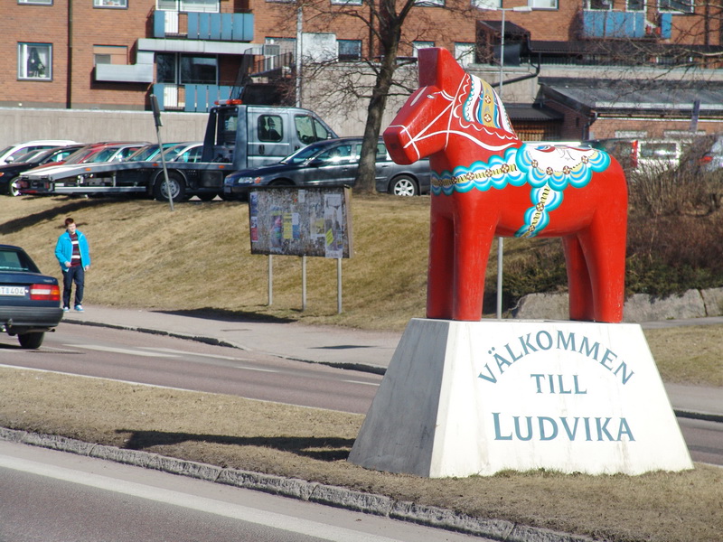 Meus amplos conhecimentos de Sueco, e no minha capacidade de deduo, me dizem que est escrito Benvindos a Ludvika